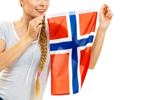 ブロンドの若い女性10代の少女の毛はノルウェーの旗を保持しています 北欧人 — ストック写真