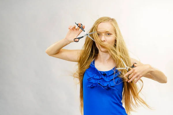 理发美发的概念 带着一把剪子吹长金黄色头发的女孩 展示工作工具 普通和稀疏的剪子 — 图库照片