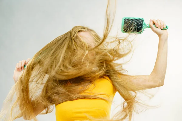 Блондинка Довге Заплутане Брудне Волосся Тримає Велику Щітку Розплутуючи Чистячи — стокове фото