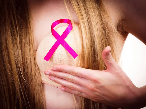 Meztelen nő mell rák tudatosság szalag — Stock Fotó © Voyagerix #110447988