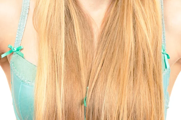 Genç Sarışın Kadın Göğüslerini Uzun Saçlarıyla Örten Sutyen Takıyor — Stok fotoğraf