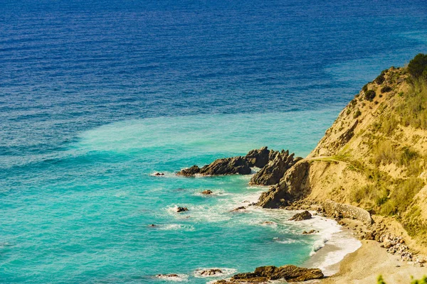 海辺の風景 スペインの岩場海岸 ターコイズブルーの水と崖 — ストック写真