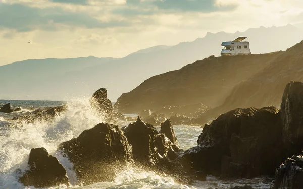 海滨风景与野营越野车露营悬崖海滨 西班牙安达卢西亚科斯塔阿尔梅里亚 维拉里的地中海地区 — 图库照片