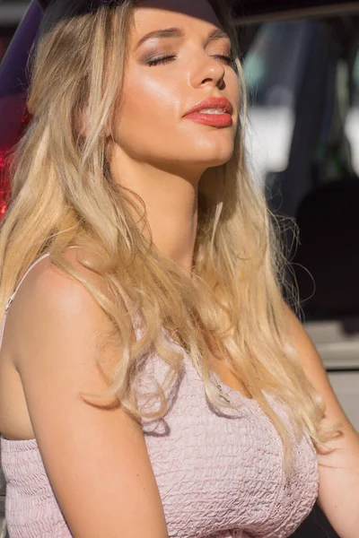 Młoda Piękna Blondynka Relaksująca Się Samochodzie Podczas Letnich Wakacji Moment — Zdjęcie stockowe