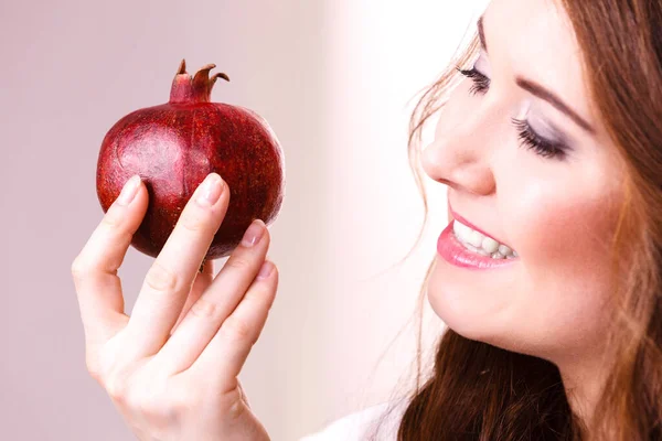 Vrouw Vrolijke Brunette Meisje Granaatappel Vruchten Handen Houden Gezond Eten — Stockfoto
