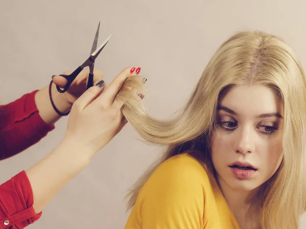 髪型や髪型 若い女性床屋は彼女の友人の髪をトリミングする準備ができてはさみツールを保持 二人の女の子が新しいヘアドコフィールを作成します — ストック写真