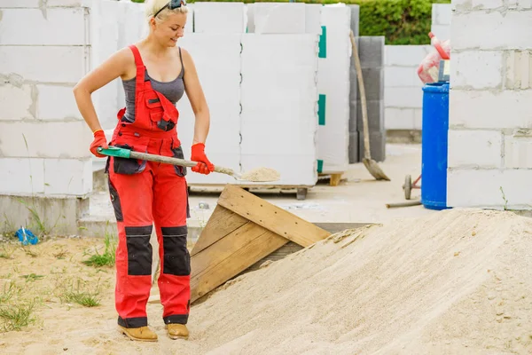 Γυναίκα Εργάζεται Σκληρά Στο Εργοτάξιο Χρησιμοποιώντας Φτυάρι Σκάψιμο Χώμα Άμμο — Φωτογραφία Αρχείου