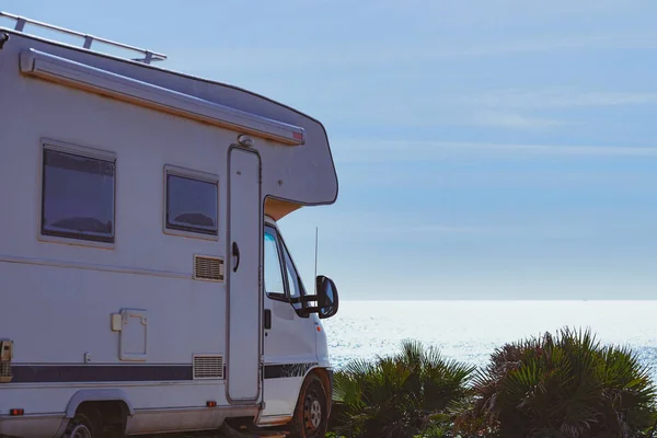 スペインの地中海沿岸でキャラバンレクリエーション車両 自然の中でキャンプ モバイルホームでの休暇と旅行 — ストック写真