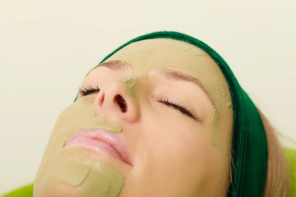 Yüzünde Yeşil Yosun Çamur Maskesi Olan Bir Kadın Güzellik Rahatlama — Stok fotoğraf