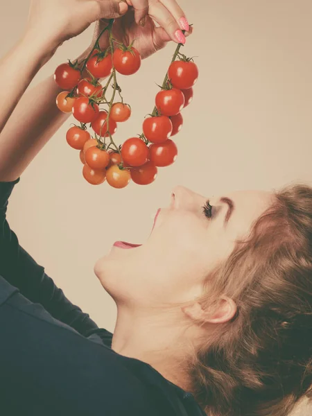 Bio Gemüse Und Lebensmittelkonzept Glücklich Lächelnde Frau Mit Frischen Kirschtomaten — Stockfoto