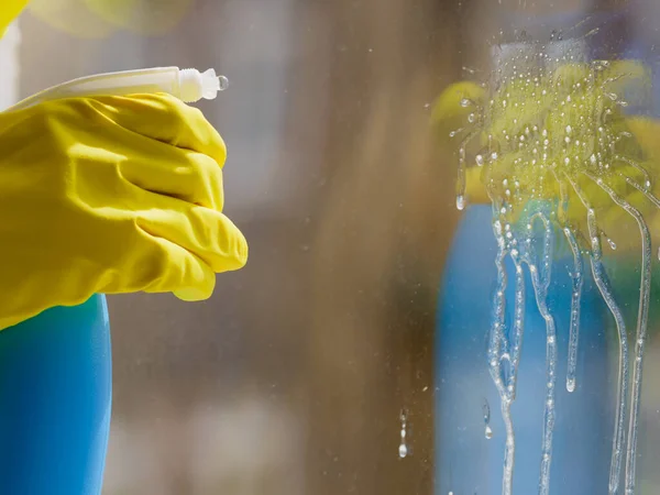 Person Versprüht Fensterputzmittel Sprühflasche Haus Saubere Produkte Haushaltsgeräte — Stockfoto