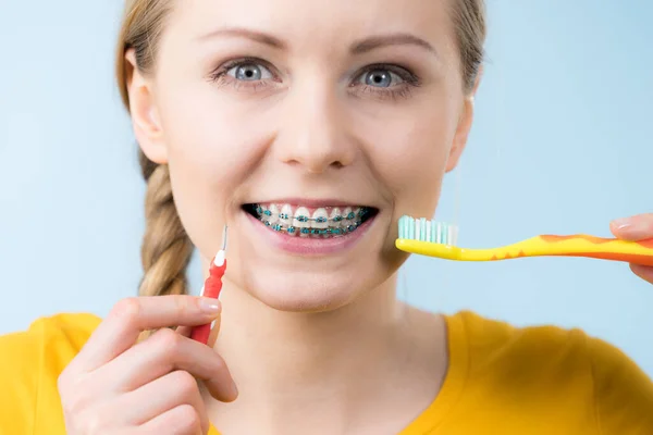 Dişçi Ortodontist Konsepti Gülümseyen Diş Fırçası Kullanan Diş Telleriyle Diş — Stok fotoğraf