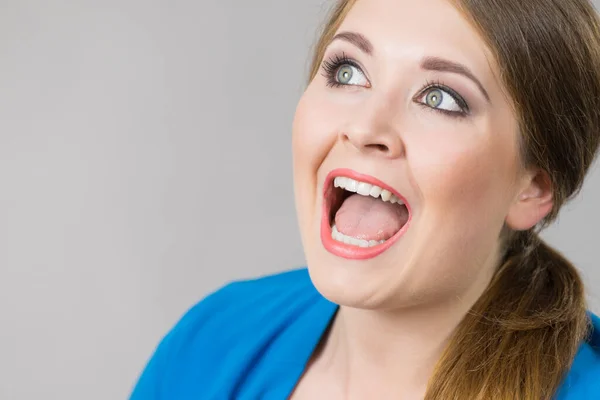 Concepto Expresiones Faciales Choque Sorprendido Sorprendido Mujer Sorprendida Viendo Algo —  Fotos de Stock