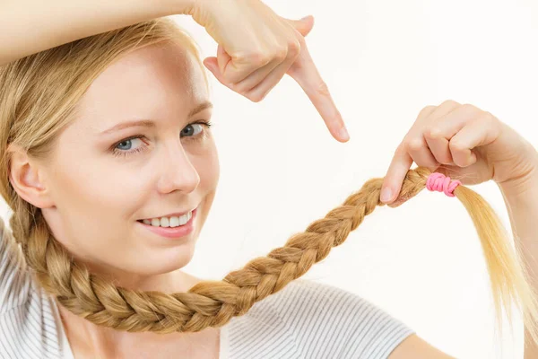 Blond Meisje Met Lang Vlechthaar Haarverzorging Haarstyling Vrouwelijke Stijl — Stockfoto