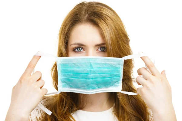 Žena Používající Ochrannou Masku Zakrývající Ústa Koronavirová Prevence Zdravotní Hygiena — Stock fotografie