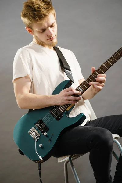Man Spelar Elgitarr Spelningen Musikinstrument Tonårspojke Med Musikhobby — Stockfoto