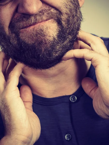 大人の男は喉 リンパ節の痛みを感じる 健康問題と課題の概念 — ストック写真