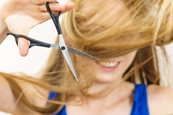 Jeune Femme Tenant Outil Cisailles Prêt Couper Les Cheveux Femme — Photo
