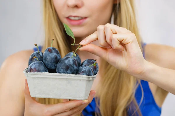 Dziewczyna Trzyma Niebieskie Owoce Śliwki Papierowym Pudełku Zdrowe Owoce Sezonowe — Zdjęcie stockowe