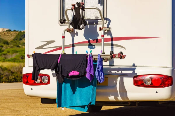 Camping Salvaje Naturaleza Vehículo Caravana Con Ropa Colgando Para Secar —  Fotos de Stock
