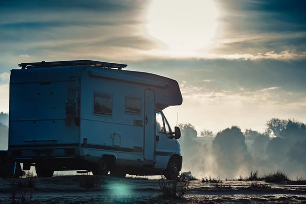 Caravana Acampando Margem Lago Portugal Viagem Campista Tempo Outono Nebuloso — Fotografia de Stock