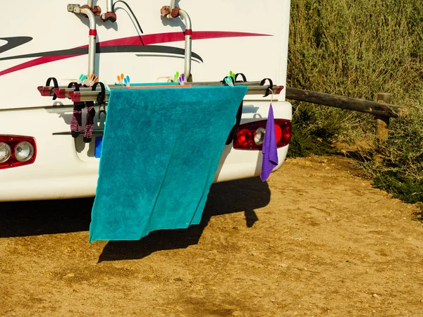 Camping Salvaje Naturaleza Camper Coche Con Ropa Colgando Para Secar — Foto de Stock