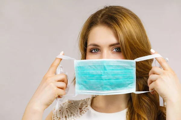 Жінка Використовує Захисну Маску Обличчя Покриваючи Рот Профілактика Коронавірусу Концепція — стокове фото