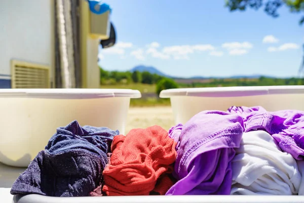 Wäsche Waschen Auf Urlaubsreise Schüsseln Mit Kleidung Wohnwagen Zelten Der — Stockfoto