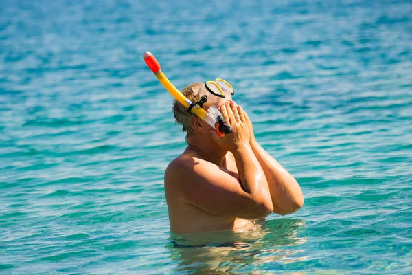 Man Dykare Med Snorkel Utrustning Snorkling Mask Rör Havsvatten Sommar — Stockfoto