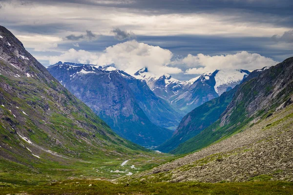Горные Ландшафтные Вершины Покрыты Снегом Зеленой Долиной Вид Национального Туристического — стоковое фото