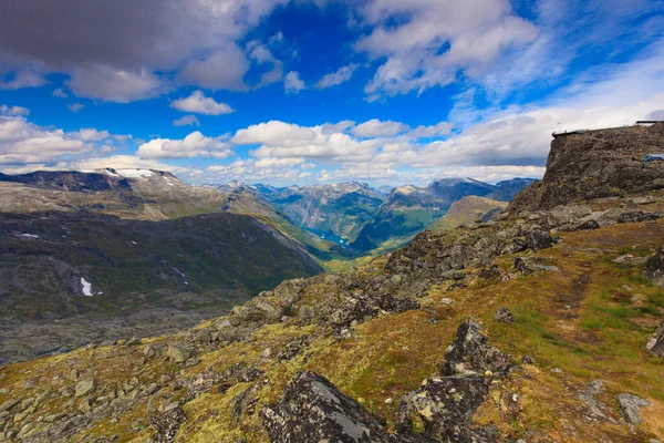 Dalsnibba地域からGeirangerfjordとパノラマの山々の風景 ガイランガー遠くの山の上のスカイウォークの展望台 ノルウェー — ストック写真