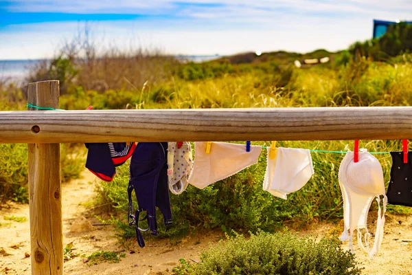ビーチでのキャンプ 冒険の概念 ビーチでの衣類屋外で乾燥させるためにぶら下がってきれいな洗濯洗濯 — ストック写真