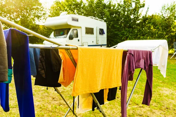 衣服洗干净 衣服挂在晾衣绳上晾干 大篷车在后面 探险概念 — 图库照片