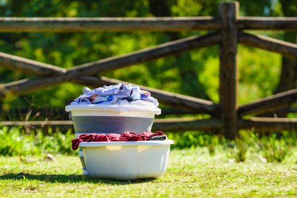 度假旅行时洗衣服 户外自然洗涤衣物的篮子 — 图库照片