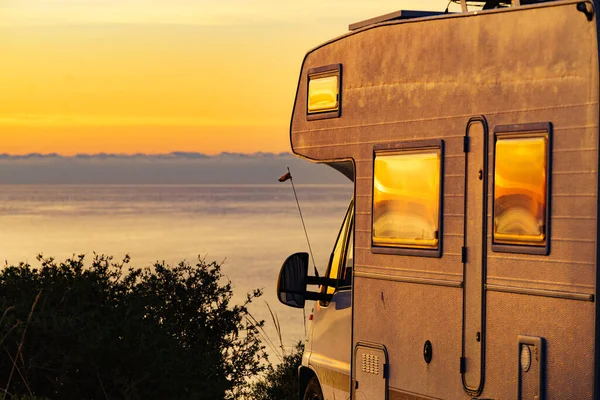 Camper Κάμπινγκ Στη Θάλασσα Φύση Πρωί Στην Ανατολή Του Ηλίου — Φωτογραφία Αρχείου