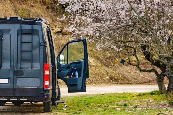 Campervan Karavanı Spanya Dağ Ilkbaharında Kamp Yapıyor Minibüs Hayatı Karavan — Stok fotoğraf