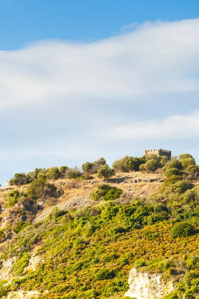 하늘을 배경으로 지중해 식물의 관목들과 그리스의 목가적 언덕들 — 스톡 사진