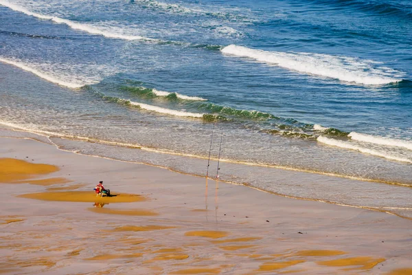 Balıkçı Balıkçı Elinde Oltayla Kıyıda — Stok fotoğraf