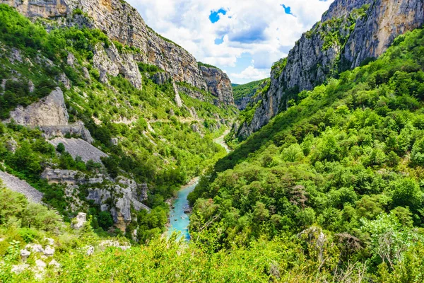 山地景观 凡尔登峡谷在法国阿尔卑斯山 普罗旺斯法国 区域自然公园 大峡谷大河 游客的位置 — 图库照片