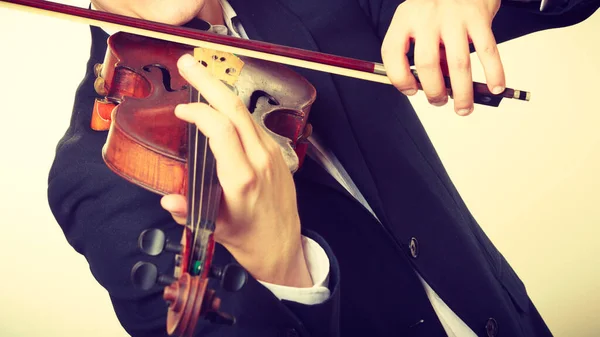 音楽への情熱 趣味概念 エレガントな木製バイオリン演奏服を着た若い男が男をクローズ アップ 白い背景で撮影スタジオ — ストック写真