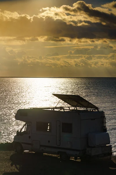 Camper Κλίση Ηλιακών Φωτοβολταϊκών Πάνελ Στην Οροφή Κάμπινγκ Στην Ακτή — Φωτογραφία Αρχείου