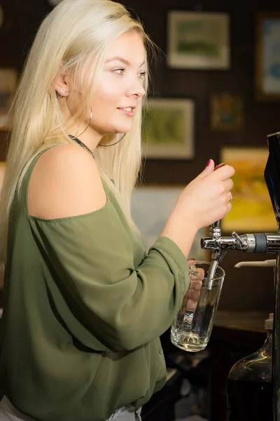 Barda Metal Musluktan Bira Dağıtan Genç Bir Bayan Barmen — Stok fotoğraf