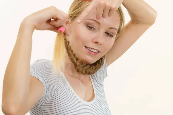 首に長い毛のあるブロンドの女の子 ヘアケア ヘアスタイル — ストック写真