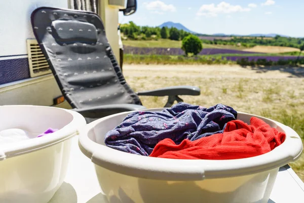 Lavando Ropa Viaje Vacaciones Cuencos Con Ropa Vehículo Caravana Camping — Foto de Stock
