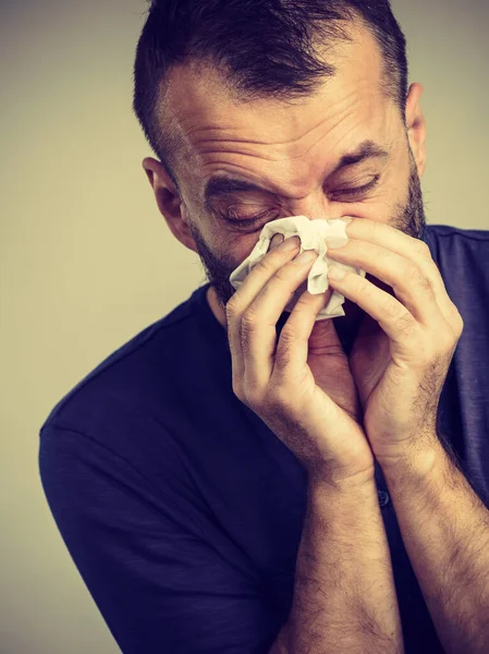 Uomo Che Influenza Starnutisce Nel Tessuto Igienico Ragazzo Malato Allergico — Foto Stock