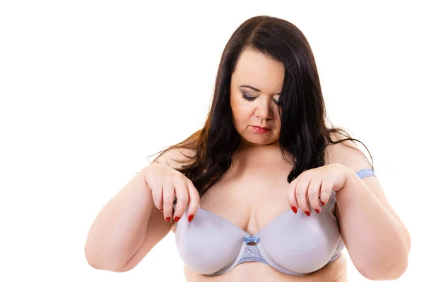 Velikost Tlustá Zralá Žena Nosí Podprsenku Při Pohledu Její Prsa — Stock fotografie
