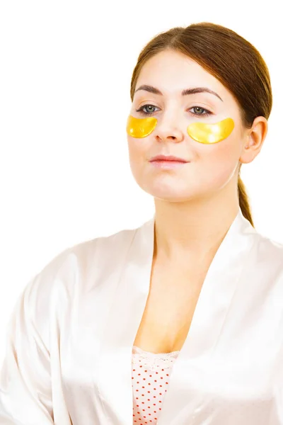Młoda Kobieta Nakładająca Złote Plamy Kolagenowe Pod Oczami Biało Maska — Zdjęcie stockowe