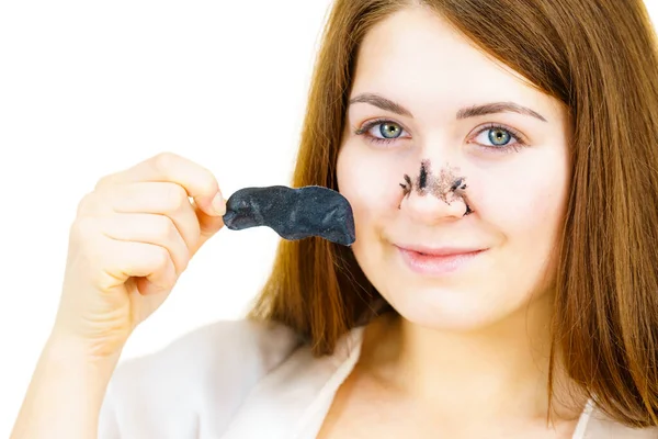 Frau Entfernt Poren Reinigende Textilmaske Holzkohlestreifen Von Der Nase Mädchen — Stockfoto