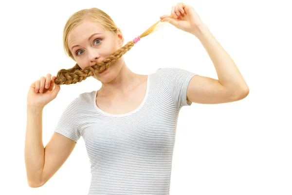 金髪の女の子が長い毛で口を覆っている ヘアケア ヘアスタイル — ストック写真