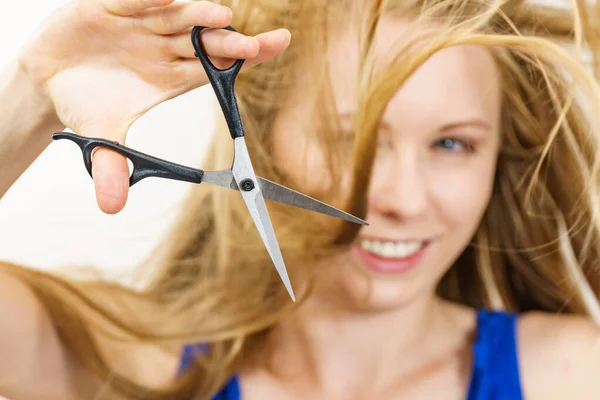 Młoda Kobieta Trzyma Nożyce Narzędzie Gotowe Strzyżenia Włosów Blondynka Nożyczkami — Zdjęcie stockowe